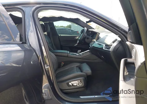 2021 BMW X6 Sdrive40I z USA, uszkodzony, nr VIN 5UXCY4C08M9G09168